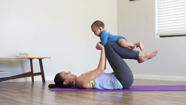 Madre e piccolo figlio esercizio — Video Stock