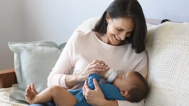 Mutter füttert ihr Baby — Stockvideo