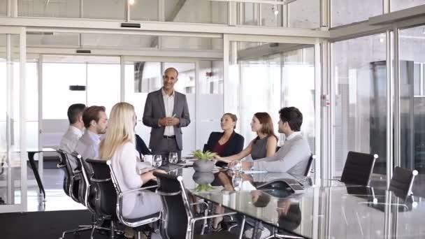 Zakelijke bijeenkomst in een moderne bestuurskamer — Stockvideo
