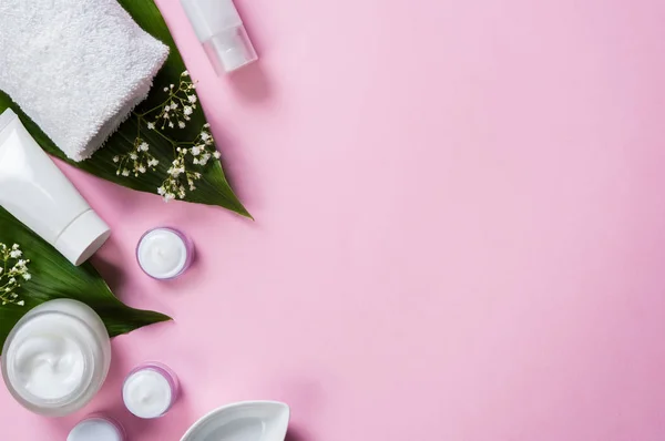 Косметичні продукти на рожевому фоні — стокове фото
