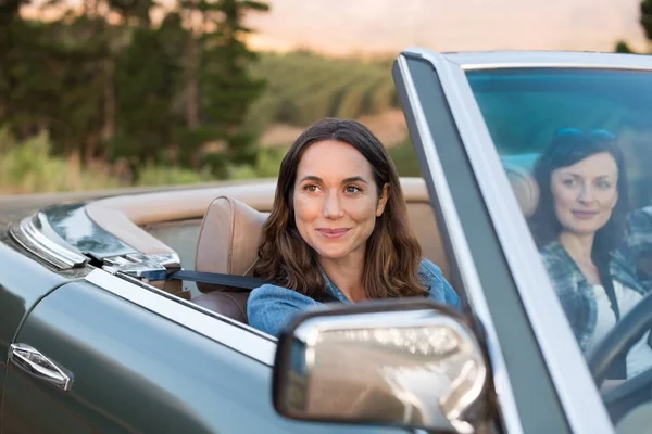 Mujer conduciendo con un amigo — Foto de Stock