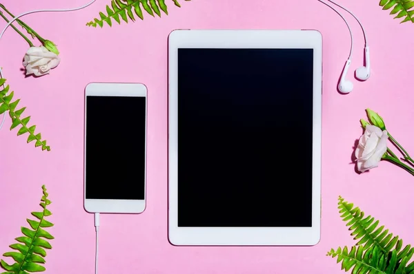 Tableta móvil y digital en rosa — Foto de Stock
