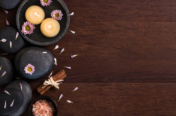 Sıcak taş masajı ve yanan mum