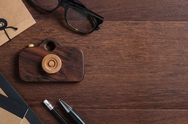 Hipster-Schreibtisch aus Holz — Stockfoto