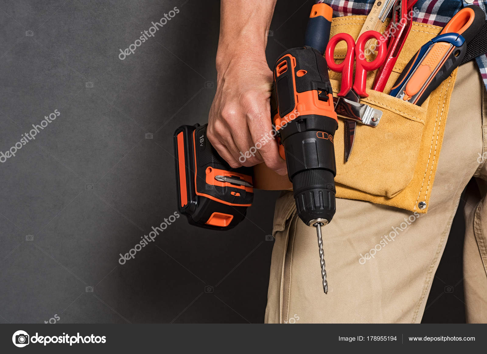 Безударное сверление бетона. Резка фрезой асфальта. Монтажник с перфоратором. Сверление отверстий. Строитель с перфоратором.