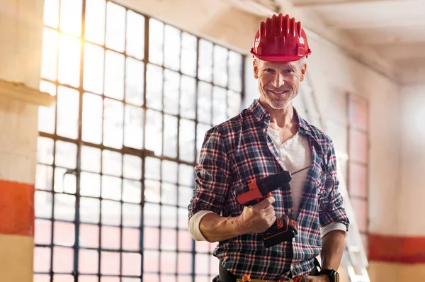 Volwassen metselaar met boor machine — Stockfoto