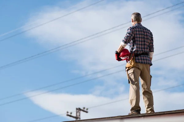 Electrician standing on rooftop — Stock Photo, Image