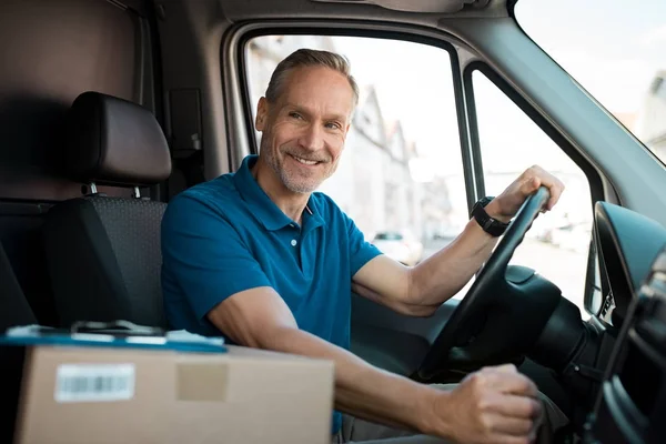 Delivery man driving van — Stock Photo, Image