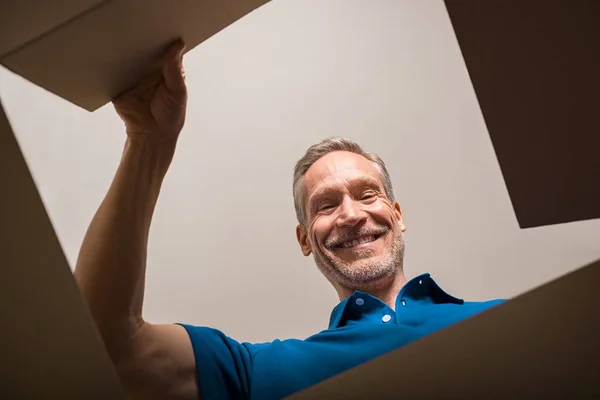 Man opening box — Stock Photo, Image