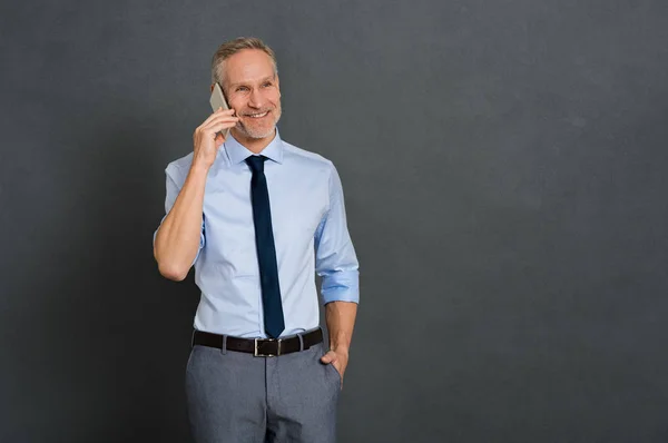 Senior mannen prata över telefon — Stockfoto
