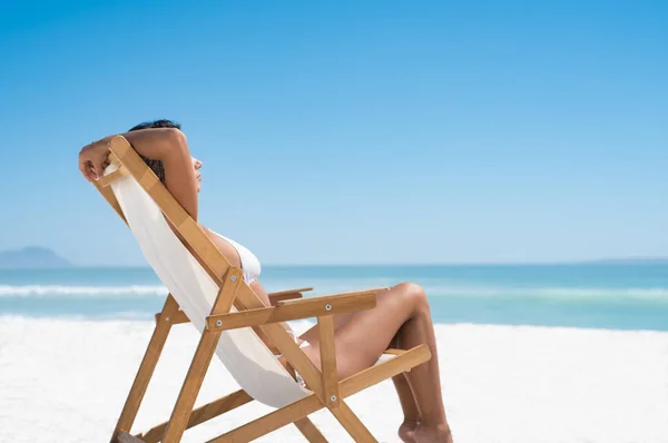 Donna che prende il sole in spiaggia — Foto Stock