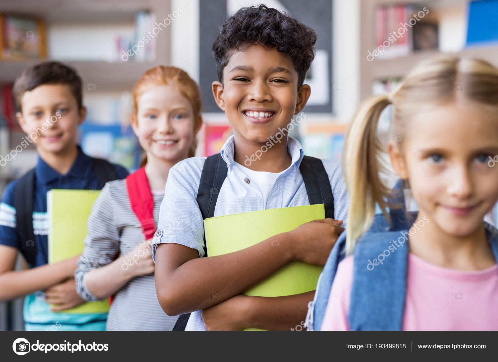 Bambini della scuola permanente di fila — Foto Stock ... Bambini della scuola permanente di fila — Foto Stock ...
