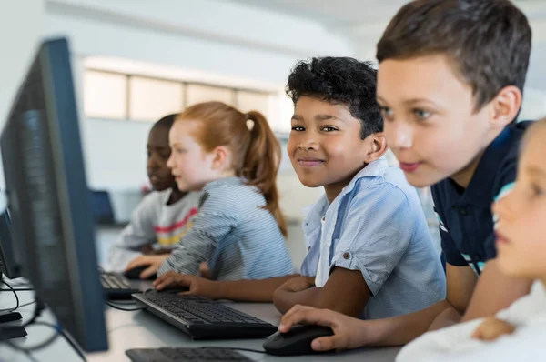Barn som använder datorn i skolan — Stockfoto