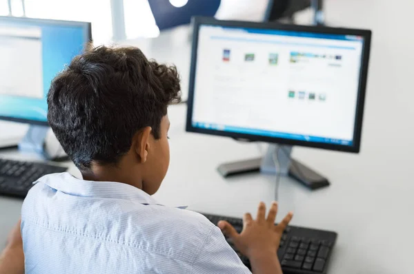 Genç çocuk bilgisayar kullanarak — Stok fotoğraf
