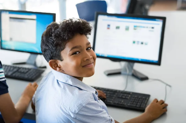 Škola boy pomocí počítače — Stock fotografie