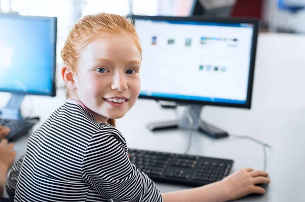Okulda bilgisayar kullanan öğrenci kız — Stok fotoğraf