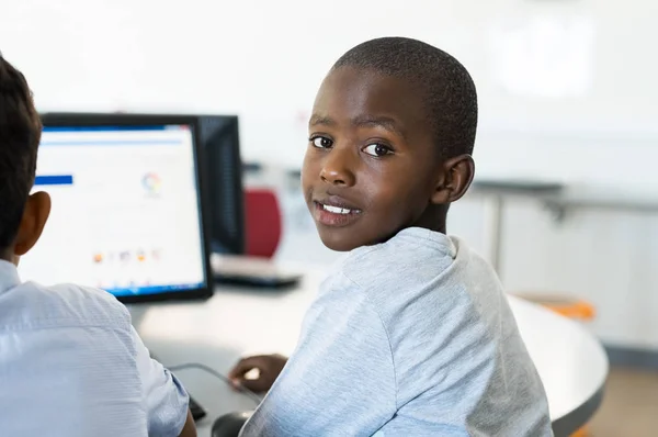 Menino africano usando computador na escola — Fotografia de Stock