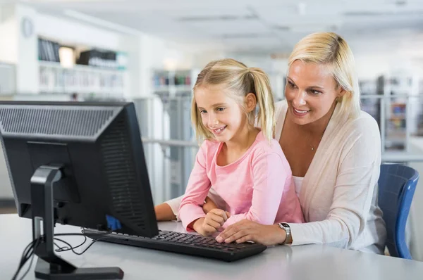 Madre y niña usando computadora — Foto de Stock