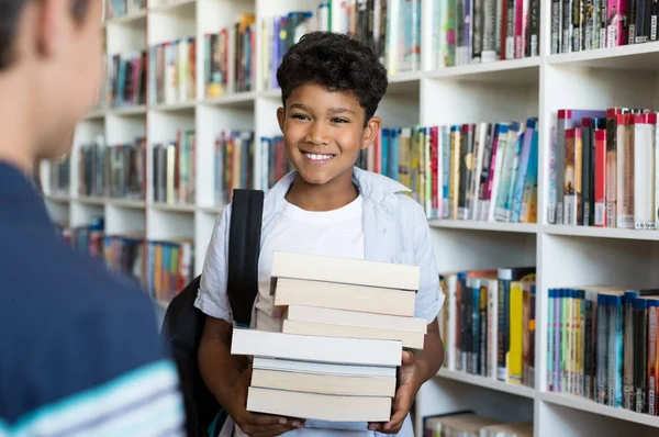 Folkskolan barn i biblioteket — Stockfoto