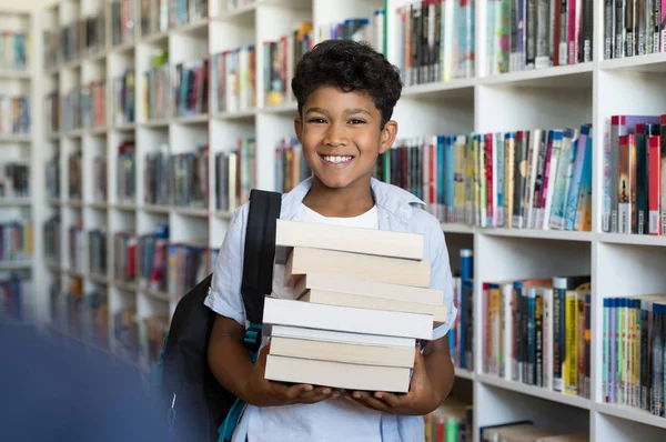 Grundskola pojke anläggning böcker — Stockfoto