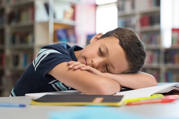 Escolar durmiendo en libros —  Fotos de Stock