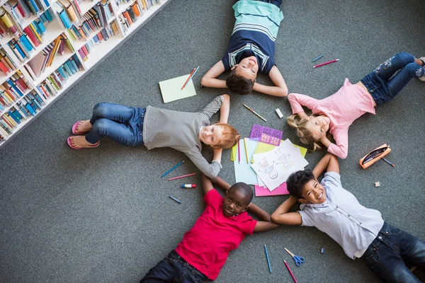 Gelukkige kinderen liggend op de vloer — Stockfoto