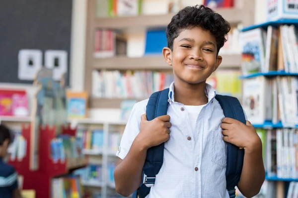 Uśmiechnięty chłopiec hiszpanin w szkole — Zdjęcie stockowe