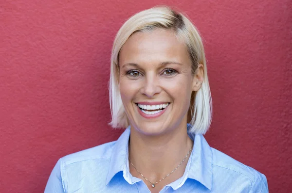 Feliz sonriente mujer madura — Foto de Stock