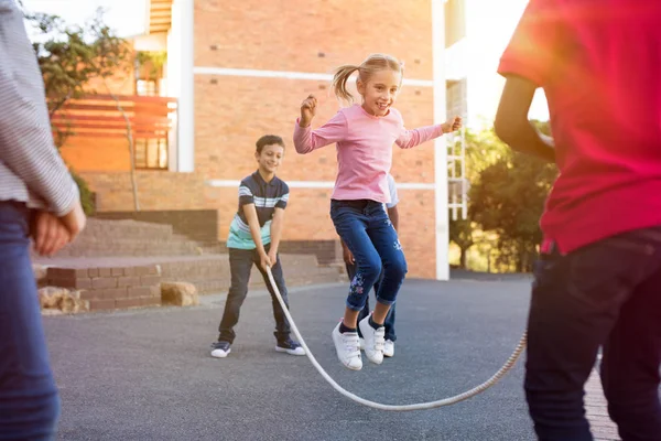 Children playing with skipping rope — Stock Photo, Image
