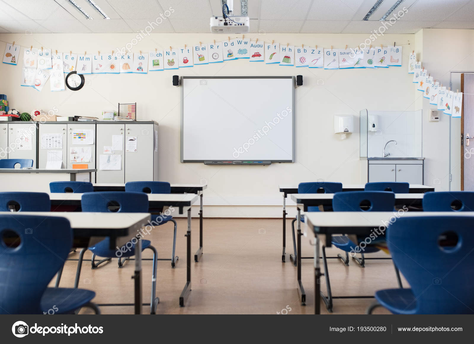 Leere Klassenzimmer Mit Whiteboard Stockfoto C Ridofranz