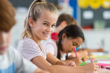 Gülümseyen kız classwork yapıyor
