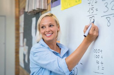 Öğretmen öğretim matematik beyaz tahta üzerinde