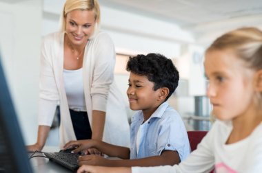 Genç çocuk bilgisayar kullanarak