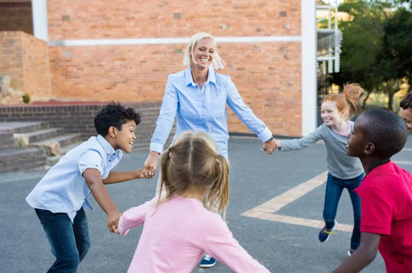 Crianças e professores brincando juntos — Fotografia de Stock