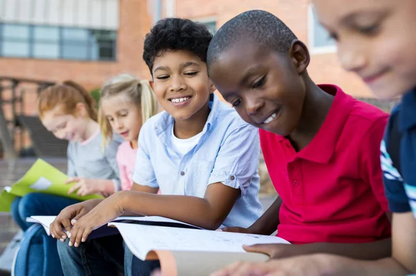 Niños haciendo tareas al aire libre —  Fotos de Stock