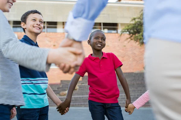Groep kinderen hand in hand — Stockfoto