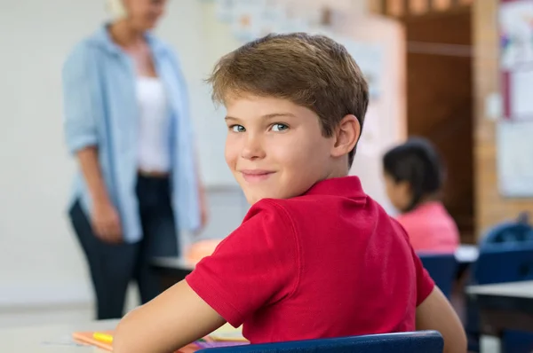 Menino da escola em sala de aula — Fotografia de Stock