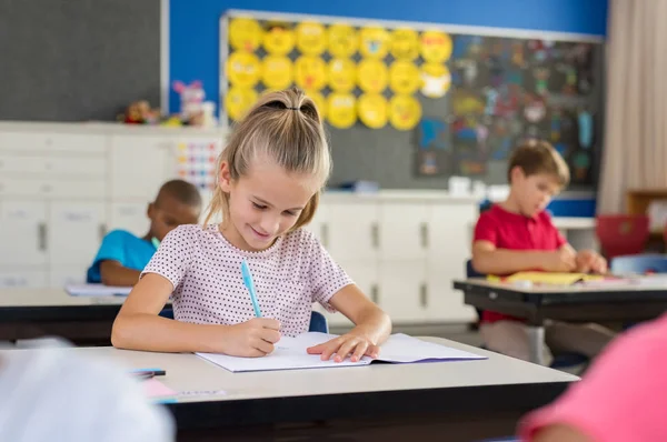 Lachende school meisje schrijven — Stockfoto