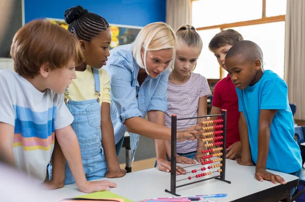 Öğretmen gösteren abacus çocuklar için — Stok fotoğraf