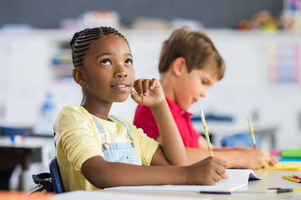 Menina africana pensando em classe — Fotografia de Stock