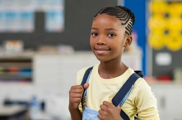 Chica usando mochila en la escuela —  Fotos de Stock