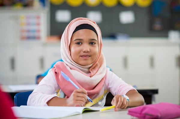 Κοπέλα με μαντίλα στο σχολείο — Φωτογραφία Αρχείου