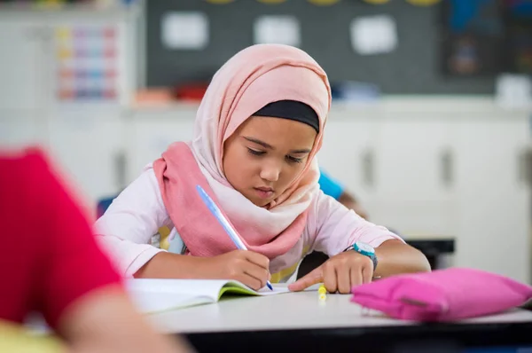 Молодая девушка в хиджабе учится — стоковое фото