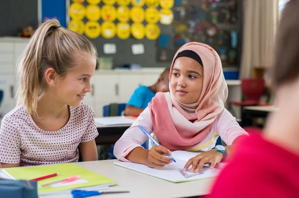 Onun sınıf arkadaşı ile Müslüman kız — Stok fotoğraf