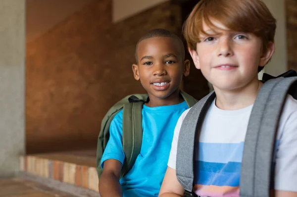 Schooljongens rugzak te dragen — Stockfoto