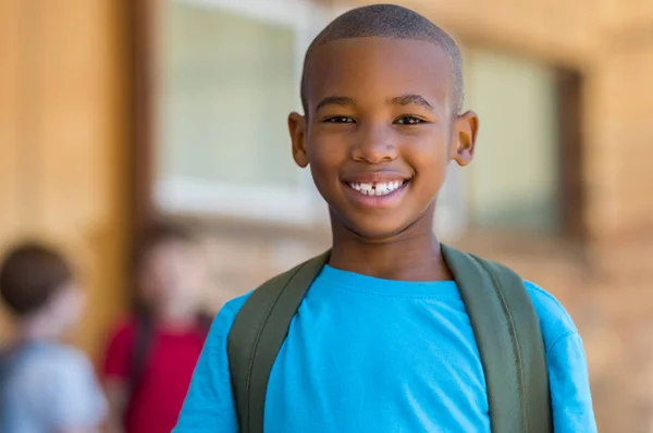 Sorrindo menino da escola africana — Fotografia de Stock
