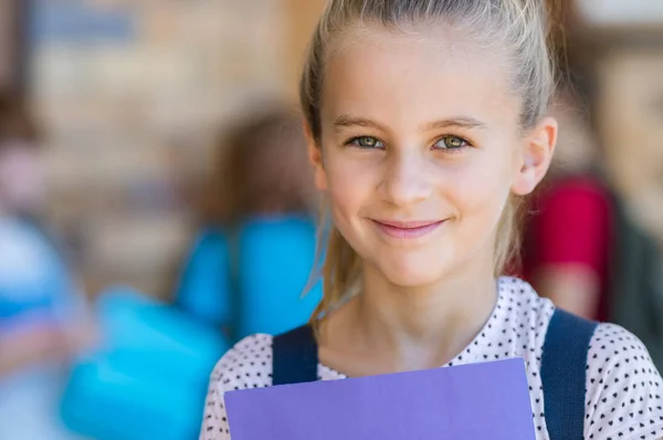 Menina feliz na escola primária — Fotografia de Stock
