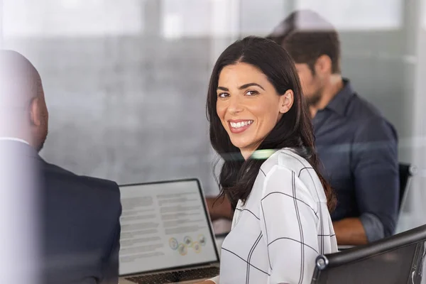 Geschäftsfrau im Vorstandszimmer — Stockfoto