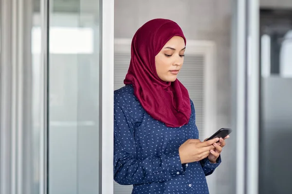 Donna d'affari islamica utilizzando il telefono in ufficio — Foto Stock