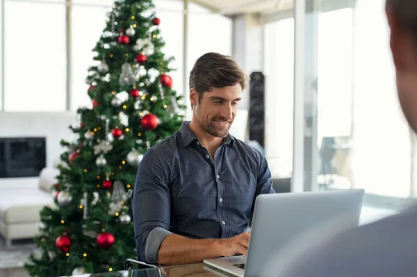 Uomo d'affari che lavora durante il periodo natalizio — Foto Stock
